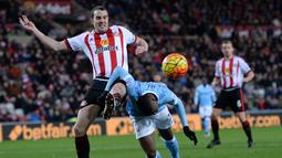 Bek Sunderland, John O'Shea (kiri), berebut bola dengan striker Manchester City, Kelechi Iheanacho, dalam lanjutan Liga Inggris di Stadium of Light, Sunderland, Rabu (3/2/2016) dini hari WIB. (AFP/Oli Scarff)