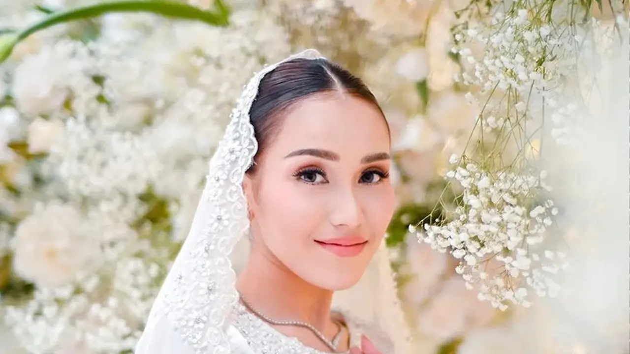 Ayu Ting Ting dan Anisha Rosnah Istri Pangeran Mateen Dibalut Baju Kurung. [@aliencophoto]