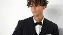 Jaden Smith berpose menghadiri CFDA Fashion Awards di Cipriani South Street di New York pada Senin, 7 November 2022. Aktor "Karate Kid" itu melengkapi atasannya dengan celana panjang yang serasi dan menambahkan dasi kupu-kupu hitam kecil. (AFP Photo/Andrea Renault)