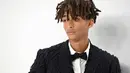 Jaden Smith berpose menghadiri CFDA Fashion Awards di Cipriani South Street di New York pada Senin, 7 November 2022. Aktor "Karate Kid" itu melengkapi atasannya dengan celana panjang yang serasi dan menambahkan dasi kupu-kupu hitam kecil. (AFP Photo/Andrea Renault)