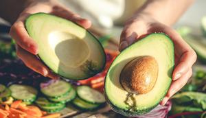 buah alpukat untuk menurunkan kadar kolesterol/copyright freepik.com/pvproductions