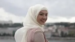 Pemilik nama lengkap Raline Rahmat Shah memiliki aura positif yang membuatnya kian cantik. Senyum lebar selalu ia tunjukkan saat berfoto. Tak heran, foto Raline saat berhijab dan tersenyum ini banjir pujian dari warganet. (Liputan6.com/IG/ralineshah)