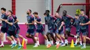 Pertandingan kedua tim dijadwalkan berlangsung di Allianz Arena, Kamis, 7 Mei 2026 pukul 02.00 dini hari WIB. Tampak dalam foto, pemain Bayern Munchen saat mengikuti sesi latihan jelang pertandingan leg kedua semifinal Liga Champions 2025/2026 melawan Paris Saint-Germain (PSG) di Jerman, Selasa 5 Mei 2026. (AP Photo/Matthias Schrader)