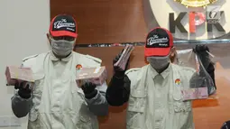 Petugas KPK menunjukkan uang hasil operasi tangkap tangan (OTT) Kabupaten Bengkayang di Gedung KPK, Jakarta, Rabu (4/9/2019). KPK menetapkan Bupati dan Kepala Dinas PUPR Kabupaten Bengkayang sebagai tersangka. (Merdeka.com/Dwi Narwoko)