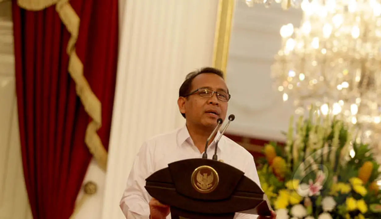 Mensesneg Pratikno memberikan keterangan terkait keputusan Presiden Jokowi yang mengajukan Komjen Pol Badrodin Haiti sebagai calon baru Kapolri menggantikan Komjen Pol Budi Gunawan di Istana Merdeka, Jakarta, Rabu (18/2/2015). (Liputan6.com/Faizal Fanani)