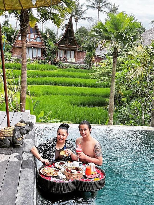 6 Momen Liburan Ajun Perwira dan Jennifer Ipel Ini Romantis