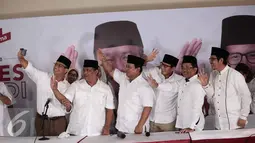 Anies Baswedan, Sandiaga Uno, bersama Prabowo Subianto berselfie usai memberi keterangan di DPP Gerindra, Jakarta, Rabu (15/2). Menurut Prabowo, Pilkada DKI merupakan simbol 'pertarungan' dua kekuatan. (Liputan6.com/Faizal Fanani)