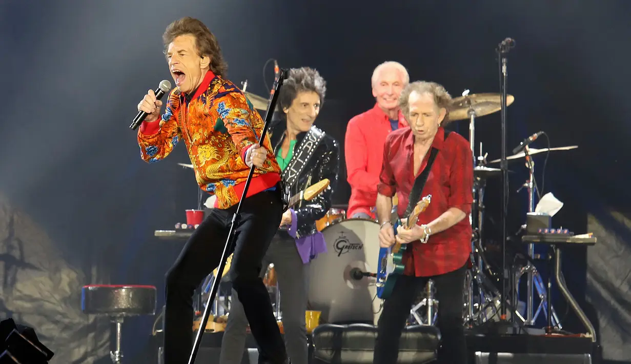Aksi panggung The Rolling Stones saat tampil di MetLife Stadium, East Rutherford, New Jersey, Amerika Serikat, Senin (5/8/2019). The Rolling Stones sukses menggebrak panggung MetLife Stadium dalam tur Amerika-Kanada yang bertajuk 'No Filter'. (Photo by Greg Allen/Invision/AP)