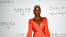 Jodie Turner-Smith menghadiri The Kering Foundation's Caring for Women Dinner di The Pool, New York, Amerika Serikat, 15 September 2022. Sama seperti Salma Hayek, Jodie Turner-Smith juga berpakaian formal untuk acara tersebut. (Photo by Evan Agostini/Invision/AP)