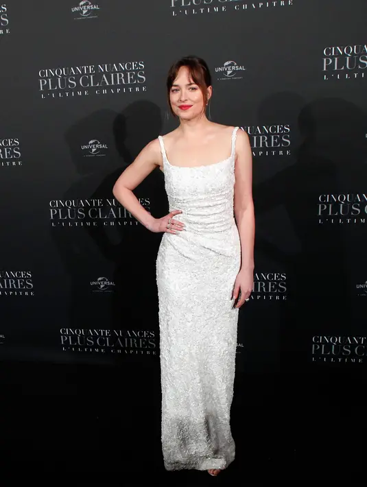 Aktris Dakota Johnson berpose saat menghadiri penayangan perdana film terbarunya, Fifty Shades Freed di Salle Pleyel di Paris, Prancis (6/2). Fifty Shades Freed dirilis pada 9 Februari 2018. (AP Photo/Francois Mori)