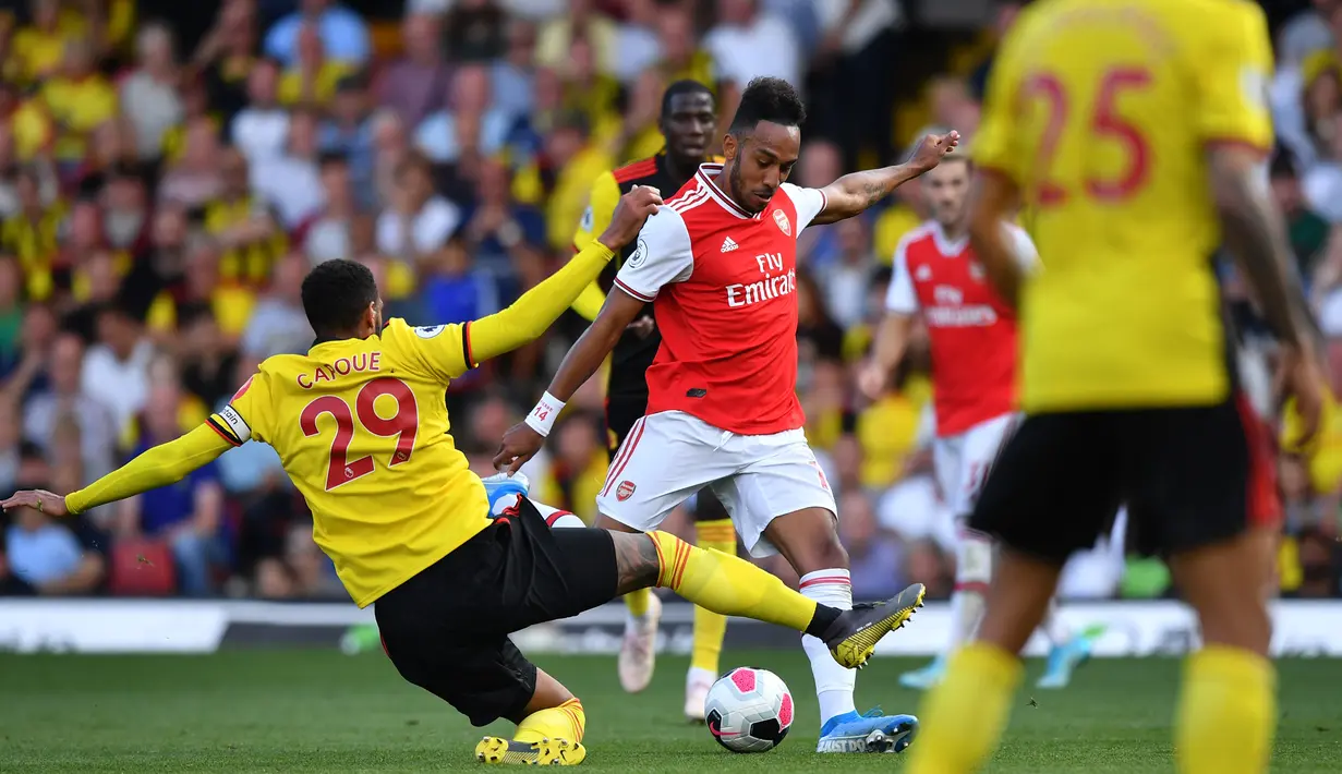 Striker Arsenal, Pierre-Emerick Aubameyang, berusaha membobol gawang Watford pada laga Premier League 2019/20 di Stadion Vicarage Road, Watford, Minggu (15/9). Kedua klub bermain imbang 2-2. (AFP/Ben Stansall)