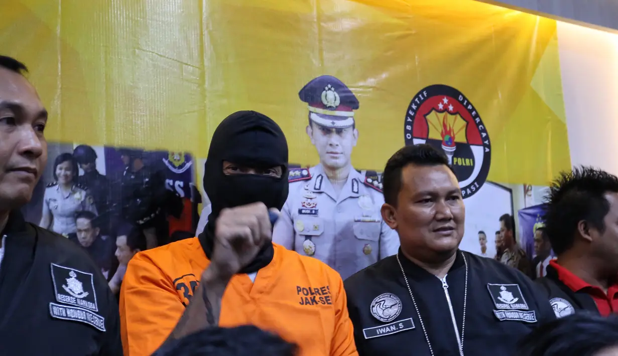 Dengan melambaikan tangan dan mengacungkan jempol ke atas, Tora sempat mengucapkan syukur sebagai bentuk tanggapan atas berbagai pertanyaan yang diajukan untuknya.  (Adrian Putra/Bintang.com)