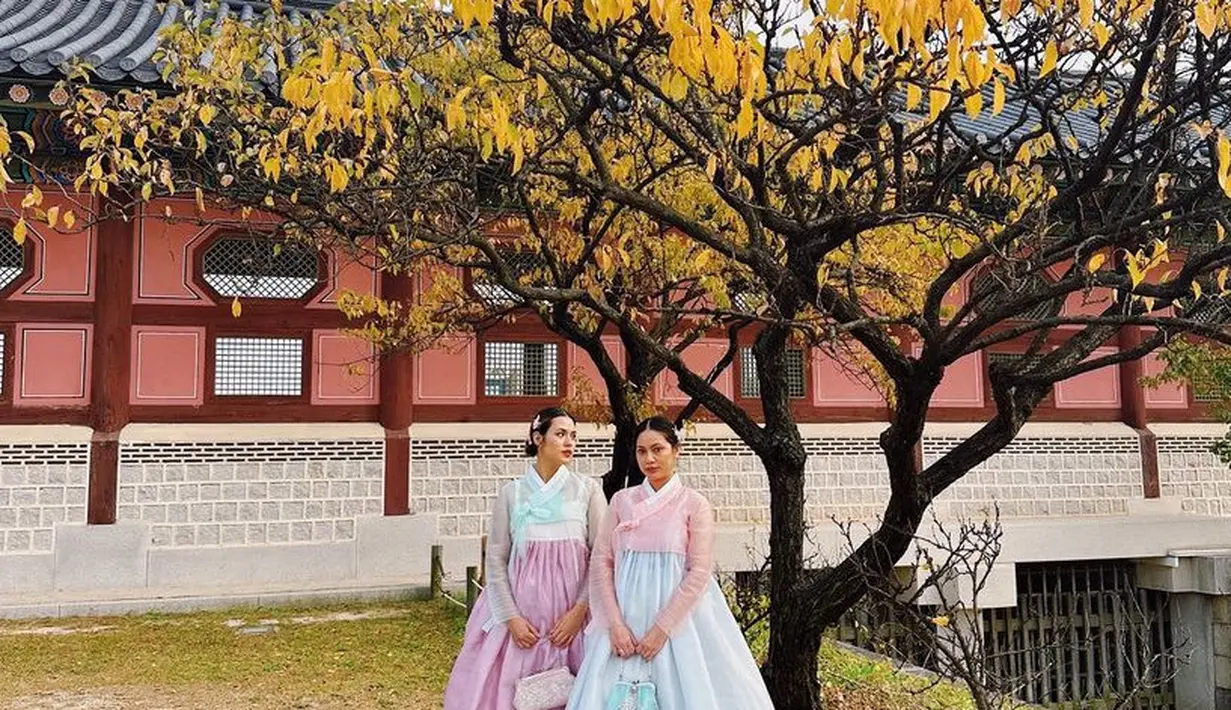 Bersama sahabatnya, Raisa memilih mengenakan hanbok warna soft dengan atasan putih bertali biru dan bawahan rok warna pink.  [@raisa6690]
