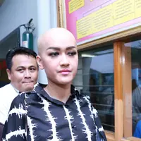 Datang di Pengadilan Negeri Jakarta Selatan, Julia Perez dikawal vorijder Polisi Militer. Bunyi sirine kagetkan wartawan yang menunggunya. (Adrian Putra/Bintang.com)