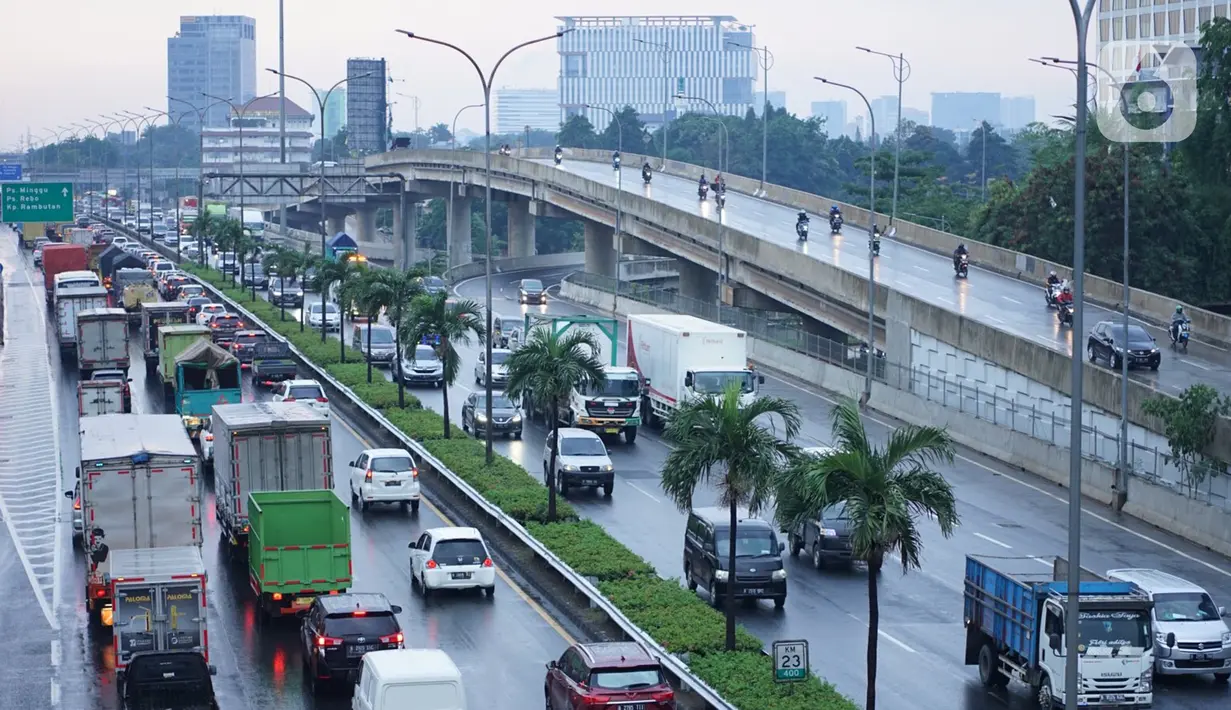 Kendaraan melintasi Jalan Tol Lingkar Dalam Jakarta di Cilandak, Jakarta Selatan, Jumat (2/10/2020). Direktorat Lalu Lintas Polda Metro Jaya mencatat jumlah kendaraan yang melintas pada jalur protokol menurun 21 persen ketika pemberlakuan PSBB Jakarta saat ini. (Liputan6.com/Immanuel Antonius)