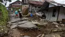 Proses evakuasi warga masih terus berlanjut dan diungsikan ke lokasi yang lebih aman. Tampak dalam foto, warga menyelamatkan barang-barang mereka setelah pergerakan tanah melanda permukiman mereka di desa Padasari, Tegal, Jawa Tengah, Senin 9 Februari 2026. (DEVI RAHMAN/AFP)