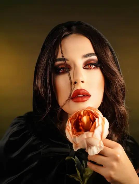 Tasya Farasya dikenal dengan kemampuannya menghadirkan tampilan makeup yang tak pernah main-main. Beberapa waktu lalu, ia menjelma menjadi vampir. [Foto: Instagram/tasyafarasya]