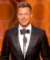 Melenggang di atas panggung Golden Globe Awards 2017, Brad Pitt mendapat tepukan yang ramai dari para hadirin saat itu. Pasalnya kedatangan Pitt saat itu cukup mengejutkan, dan tidak diduga sebelumnya. (doc.usmagazine.com)