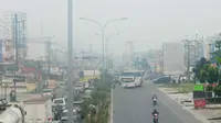 Suasana Pekanbaru yang sudah tiga pekan diselimuti kabut asap hasil kebakaran lahan dari berbagai daerah di Riau. (Liputan6.com/M Syukur)