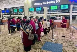 Jemaah Umrah memadati imigrasi Bandara Soekarno-Hatta Tangerang. (Liputan6.com/Pramita Tristiawati)