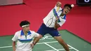 Pasangan Jason Anthony Ho-Shue/Nyl Yakura tertinggal 5-11 di interval gim kedua, dan akhirnya harus menyerah di akhir gim kedua dengan 21-11. (Foto: AFP/Alexander Nemenov)