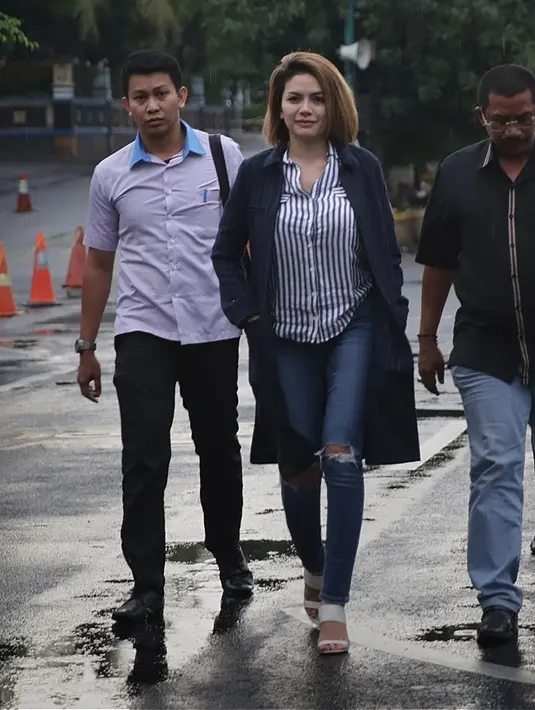 "Iya, dia (Jupe) semua ikut campur terus. Niki ada masalah ini (video sama Zack Lee), dia telepon, maki-maki. Dia kan kan semua dikomentarin," ujar Nikita Mirzani di Polda Metro Jaya, Sabtu (29/10/2016). (Bambang E. Ros/Bintang.com)