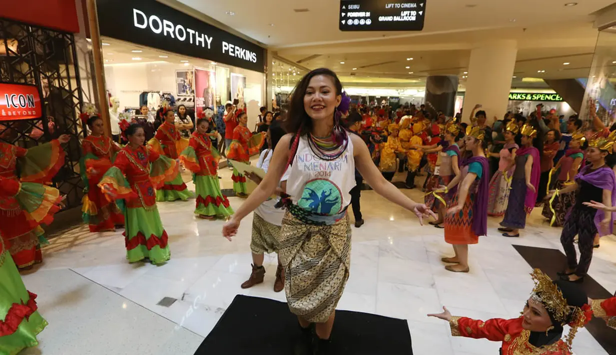 Kegiatan ini dilangsungkan dalam bentuk tarian massal dengan koreografi yang menggabungkan beberapa gerakan tari tradisional nusantara dan tarian modern, Jakarta, Minggu (23/11/2014). (Liputan6.com/Herman Zakharia)