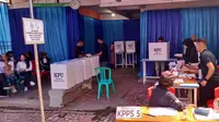 TPS 3 Pandanwanvi Kota Malang melanjutkan pencoblosan Pemilu 2024 setelah sempat dihentikan sementara karena kekurangan surat suara pada Rabu, 14 Februari 2024 (Liputan6.com/Zainul Arifin)