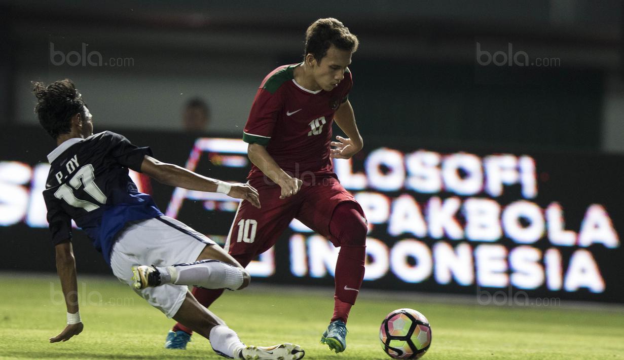 Gelandang Timnas Indonesia U-19, Egy Maulana Vikri, berusaha melewati pemain Kamboja U-19 pada laga persahabatan di Stadion Patriot, Bekasi, Rabu (4/10/2017). Indonesia menang 2-0 atas Kamboja. (Bola.com/Vitalis Yogi Trisna)