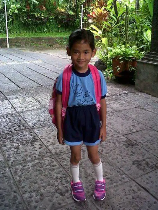Angeline saat mengenakan seragam olahraga. Dalam fanpage di Facebook foto ini tertuliskan kalimat “Angeline siap berolahraga” (Facebook.com/Find Angeline - Bali's Missing Child)