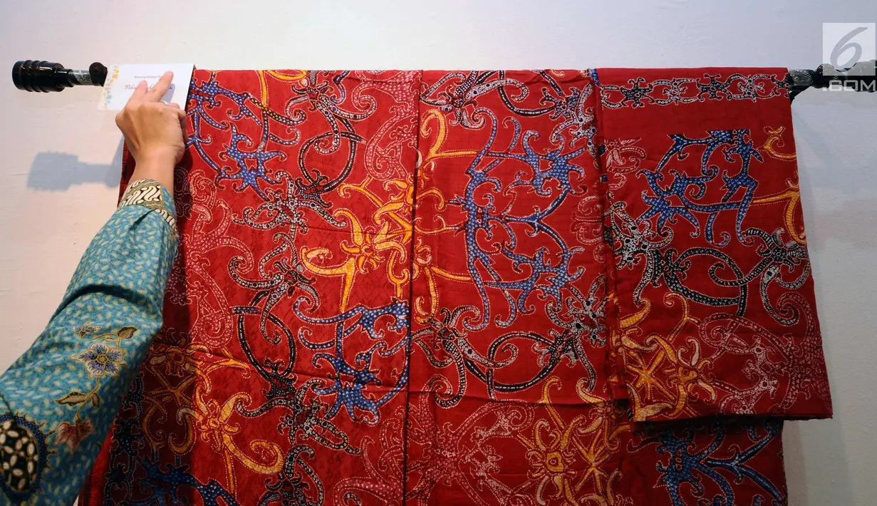 Kain batik milik Menkes Nila F Moeloek dipajang saat open house lelang sukarela di Galeri Nasional, Jakarta, Selasa (27/2). Lelang barang pribadi itu merupakan peringatan 110 tahun Lelang Indonesia. (Liputan6.com/Helmi Fithriansyah)