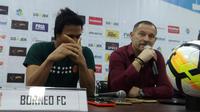 Pelatih Borneo FC, Dejan Antonic, dalam sesi konferensi pers seusai laga kontra Persib di Stadion GBLA, Bandung, Sabtu (21/4/2018). (Bola.com/Muhammad Ginanjar)