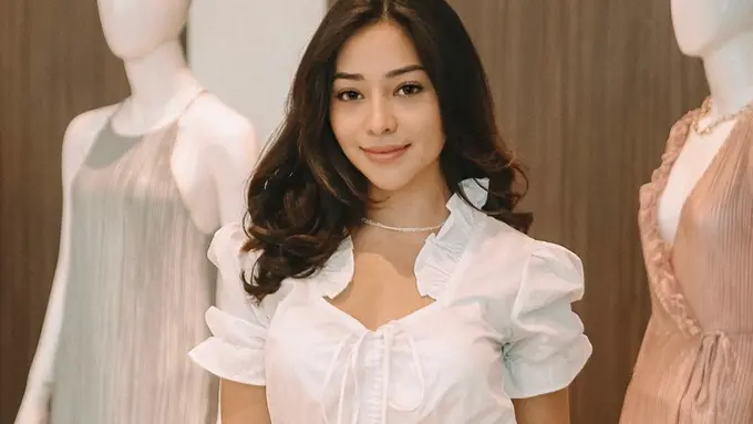 FOTO: Gaya OOTD Nikita Willy dengan Baju Putih, Tampil Stylish