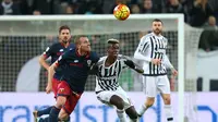 Pemain Juventus, Paul Pogba (kanan), berebut bola dengan pemain Genoa, Cristian Ansaldi, dalam lanjutan Serie A Italia di Stadion Juventus, Turin, Kamis (4/2/2016) dini hari WIB. (AFP/Marco Bertorello)