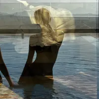 Rose buat para penggemar terpesona dengan foto berbikini di kolam renang. (Instagram @roses_are_rosie)