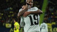 Gelandang Real Madrid, Dani Ceballos, berselebrasi bersama Eder Militao setelah mencetak gol ketiga timnya ke gawang Villarreal pada 16 besar Copa del Rey Stadion La Ceramica, Jumat (20/1/2023) dini hari WIB. (AFP/Jose Jordan)