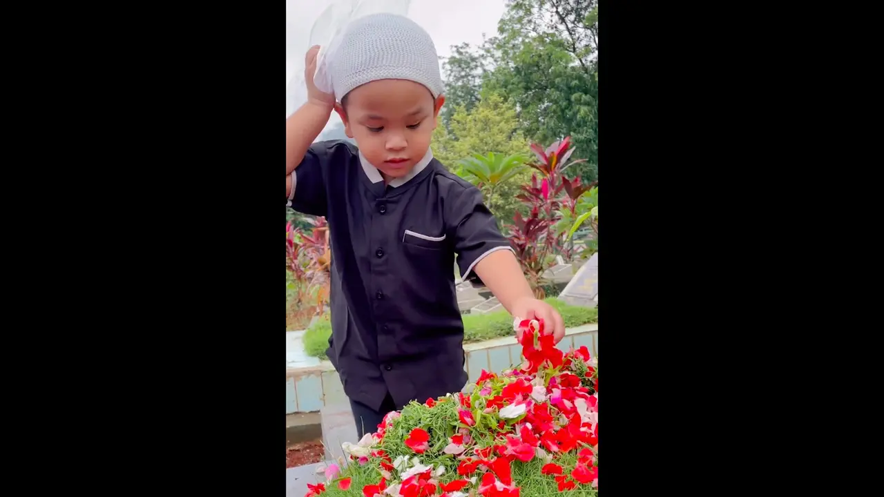 Gala Sky Kunjungi Makam Vanessa Angel dan Bibi Andriansyah, Bikin Pilu Saat Tawari Makanan Ringan Miliknya ke Batu Nisan. (instagram.com/galaasky)