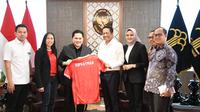 Menkumham Supratman Andi Agtas saat bertemu Ketua Umum PSSI Erick Thohir. (Liputan6.com/Achmad Sudarno)