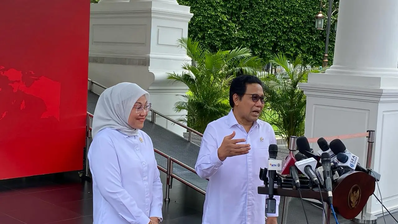 Menteri Desa, Pembangunan Daerah Tertinggal dan Transmigrasi sekaligus Ketua DPW PKB Jatim Abdul Halim Iskandar (kanan) dan  Menteri Ketenagakerjaan yang juga Waketum PKB Ida Fauziah (Muhammad Genantan Saputra/Merdeka.com)