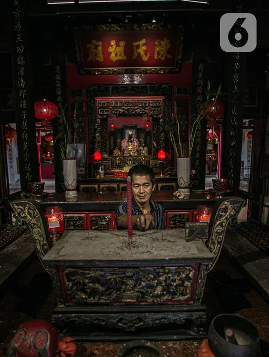 Pekerja membersihkan tempat persembahyangan di lingkungan Vihara Tanda Bhakti di kawasan Petak Sembilan, Glodok, Jakarta, Rabu (3/2/2021). Bersih-bersih Rumah Ibadah dilakukan untuk menyambut Hari Raya Imlek yang jatuh pada 12 Februari 2021. (Liputan6.com/Faizal Fanani)