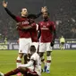 Penyerang AC Milan, Zlatan Ibrahimovic (kiri) berselebrasi setelah mencetak gol ke gawang Torino pada pertandingan perempat final Coppa Italia di stadion San Siro, Milan (28/1/2020). AC Milan menang 4-2 atas Torino dan melaju ke babak semifinal melawan Juventus. (AP Photo/Antonio Calanni)