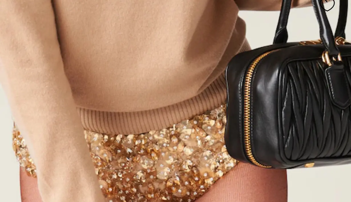 Di runway dan online, celana dalam yang berkilauan dan berhiaskan hiasan  yang hadir dalam warna nude emas dan warna merah jambu kemerahan yang hampir terjual habis.  [Miu Miu]