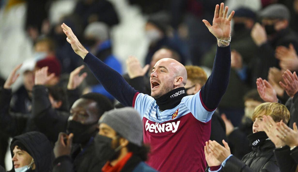 Suporter West Ham United memberi dukungan saat menyaksikan pertandingan melawan Manchester United di Stadion London, Sabtu (5/12/2020). (Justin Setterfield/Pool Via AP)