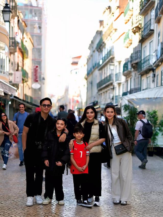 6 Potret Anang-Ashanty Liburan Lebaran di Portugal, Bertemu Keluarga Sarah Menzel