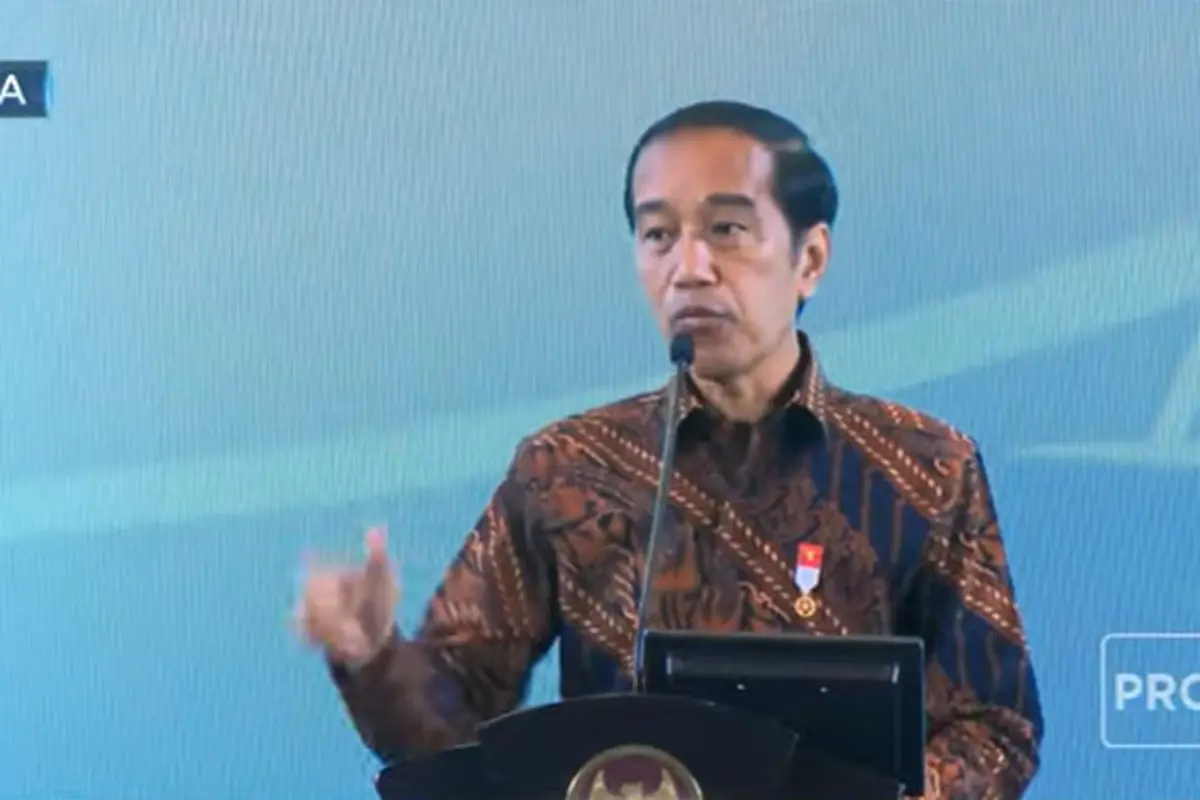 Presiden Joko Widodo (Jokowi) mengaku tak menyesal saat memutuskan untuk tidak melakukan lockdown pada saat awal Covid-19 menghampiri di Indonesia.