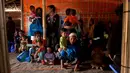 Pengungsi Muslim Rohingya menunggu untuk menerima bahan makanan di kamp pengungsi Jamtoly, Bangladesh (15/1). Media Myanmar melaporkan akan ada 625 bangunan yang mampu menampung sekitar 30.000 orang Rohingya. (AP Photo / Manish Swarup)