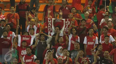 Suporter PSM Makassar membentangkan bendera usai menyaksikan laga tim nya melawan PS TNI di lanjutan LIga 1 Indonesia di Stadion Pakansari, Cibinong, Kab Bogor, Senin (15/5). PSM Makassar kalah 1-2 dari PS TNI. (Liputan6.com/Helmi Fithriansyah)