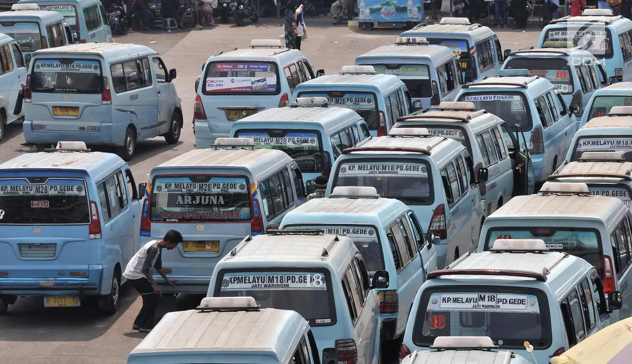 Angkutan kota (angkot) terparkir di Terminal Kampung Melayu, Jakarta, Selasa (10/7). Dua operator angkot yang sudah bergabung dengan program OK Otrip adalah Budi Luhur dan KWK. (Merdeka.com/Iqbal Nugroho)