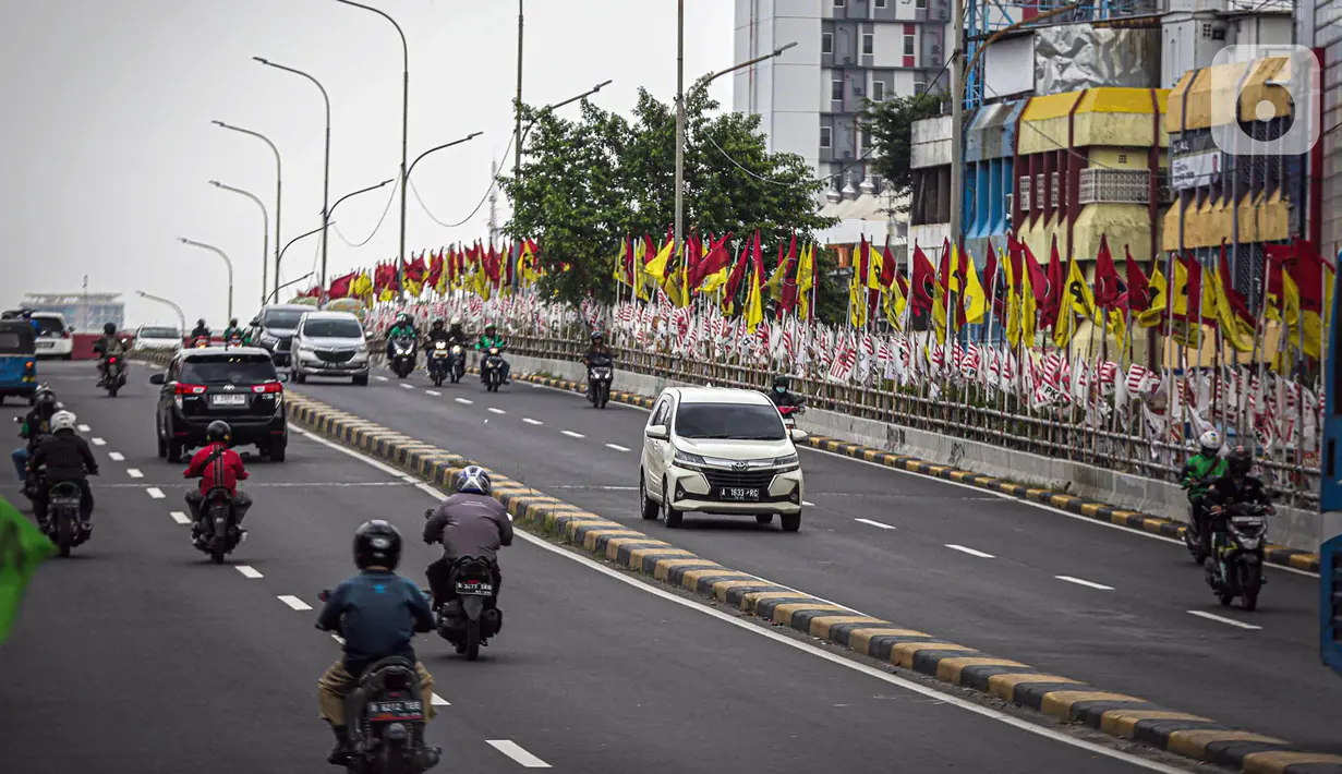 Deretan bendera itu terpasang di kanan-kiri pagar pembatas flyover seolah tanpa jeda dari ujung ke ujung. (Liputan6.com/Faizal Fanani)