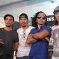 Slank berpose usai konferensi pers terkait konser Slank di sejumlah daerah perbatasan Indonesia, Jakarta, Selasa (10/5). Bimbim mengatakan pihaknya sangat bersemangat dalam menggelar konser di perbatasan. (Liputan6.com/Herman Zakharia)